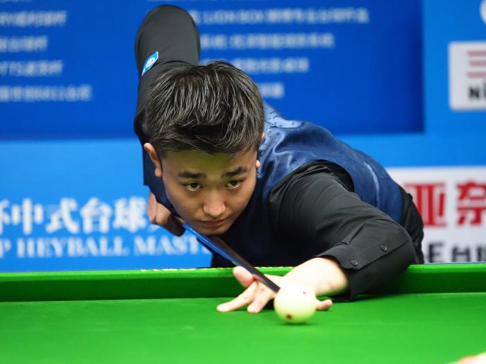 默地坐在他 默地坐在他